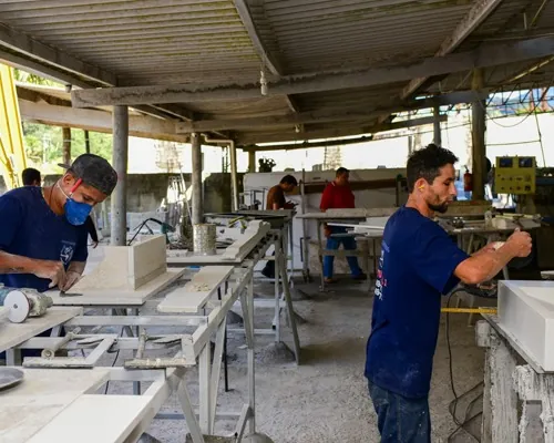 Fábrica e equipe da Marmoraria Mundo das Pedras em Maranduba, Ubatuba