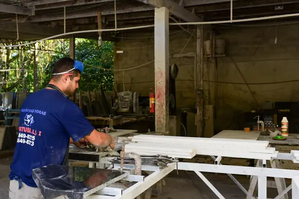 Fábrica e equipe da Marmoraria Mundo das Pedras em Maranduba, Ubatuba