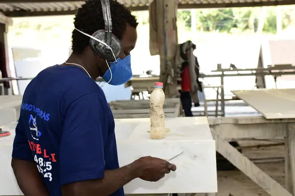 Fábrica e equipe da Marmoraria Mundo das Pedras em Maranduba, Ubatuba