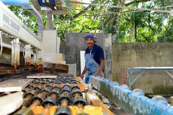 Fábrica e equipe da Marmoraria Mundo das Pedras em Maranduba, Ubatuba
