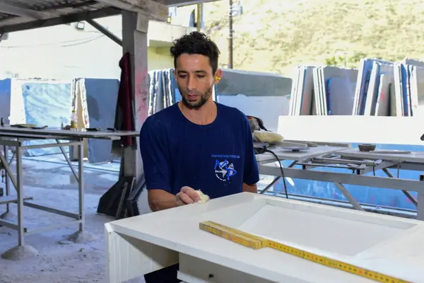 Fábrica e equipe da Marmoraria Mundo das Pedras em Maranduba, Ubatuba