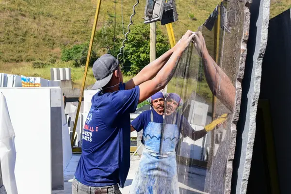 Fábrica e equipe da Marmoraria Mundo das Pedras em Maranduba, Ubatuba