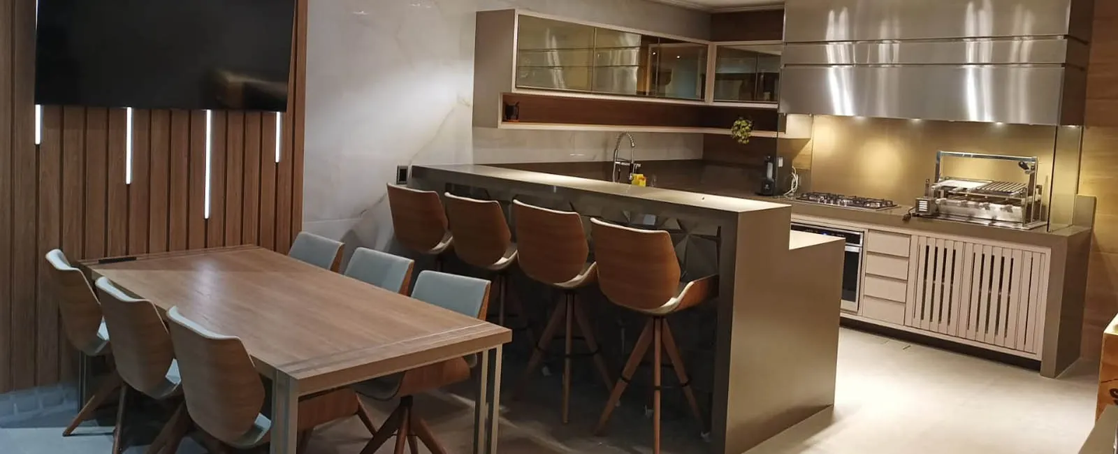 Cozinha com bancada de pedra natural