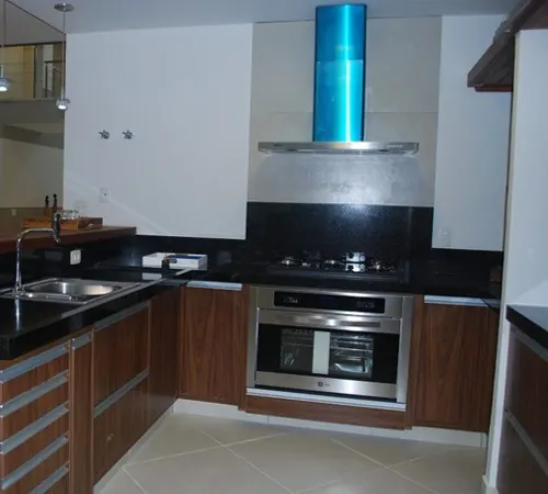Cozinha com bancada de granito preto