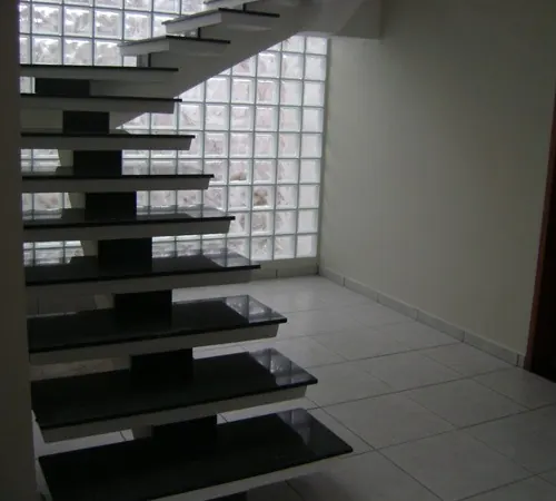 Escadas – projeto da Marmoraria Mundo das Pedras em Ubatuba