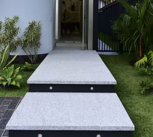 Escadas – projeto da Marmoraria Mundo das Pedras em Ubatuba