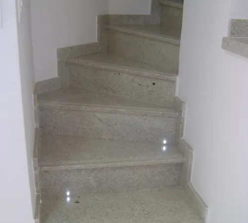 Escadas – projeto da Marmoraria Mundo das Pedras em Ubatuba