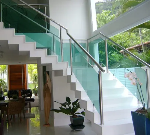 Escadas – projeto da Marmoraria Mundo das Pedras em Ubatuba