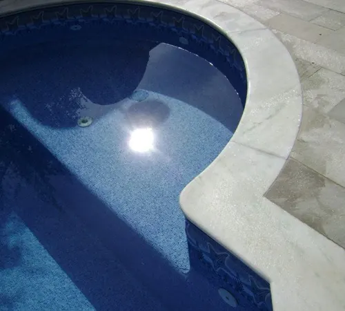 Piscinas – projeto da Marmoraria Mundo das Pedras em Ubatuba